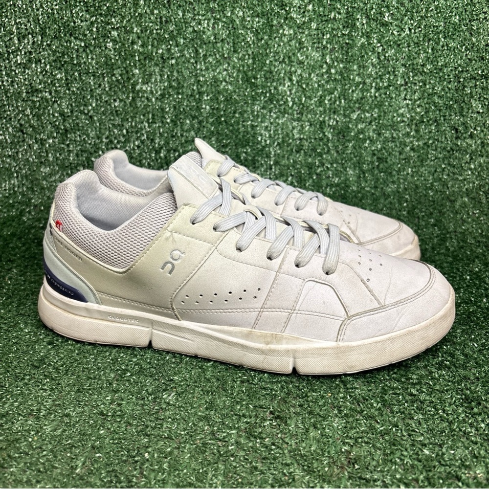 On The Roger Advantage Men’s 10.5 Gray Leather Tennis Sneakers CloudTec Swiss